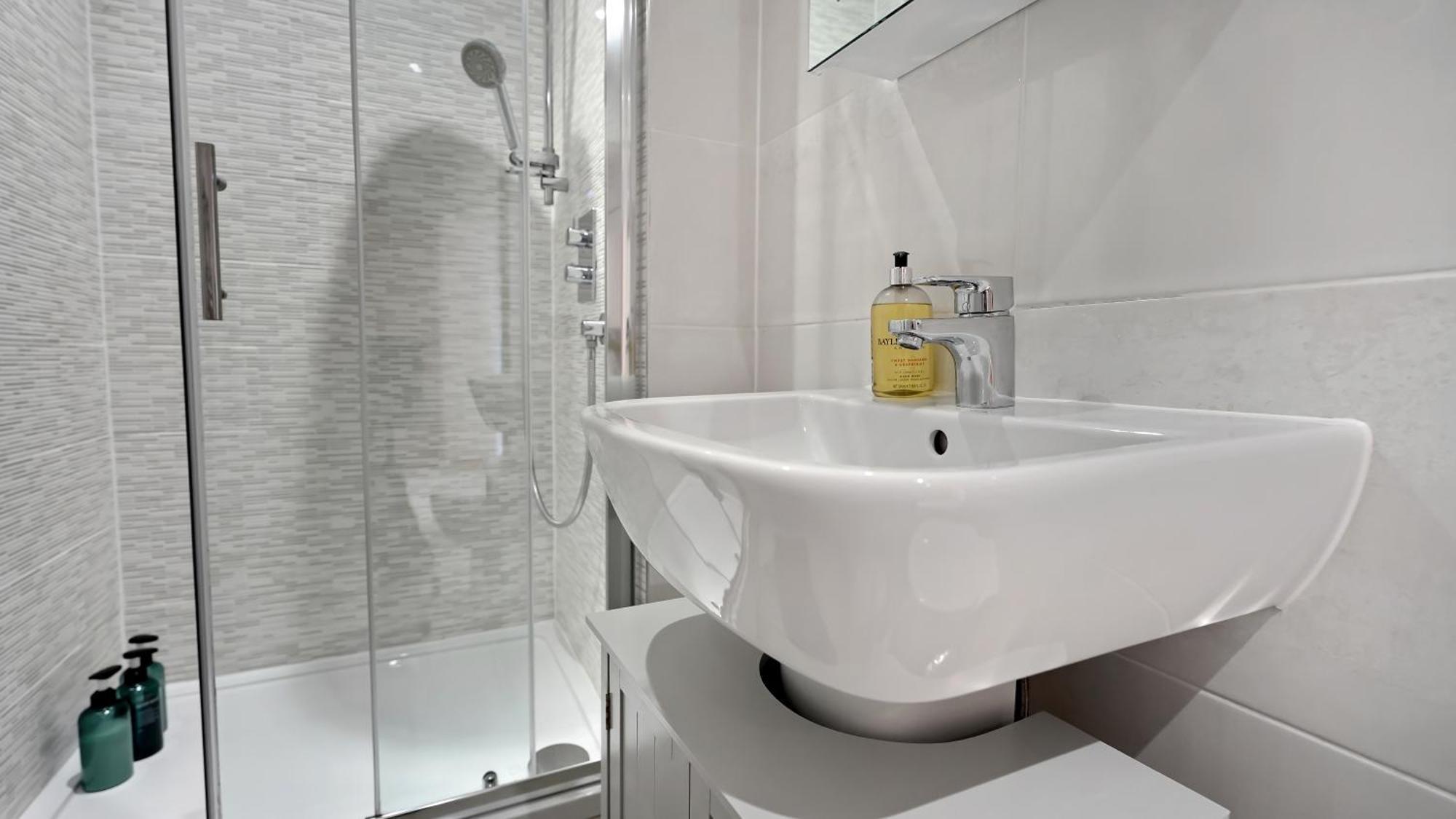 Modern And Spacious Penthouse Apartment In Putney With Free Parking 런던 외부 사진
