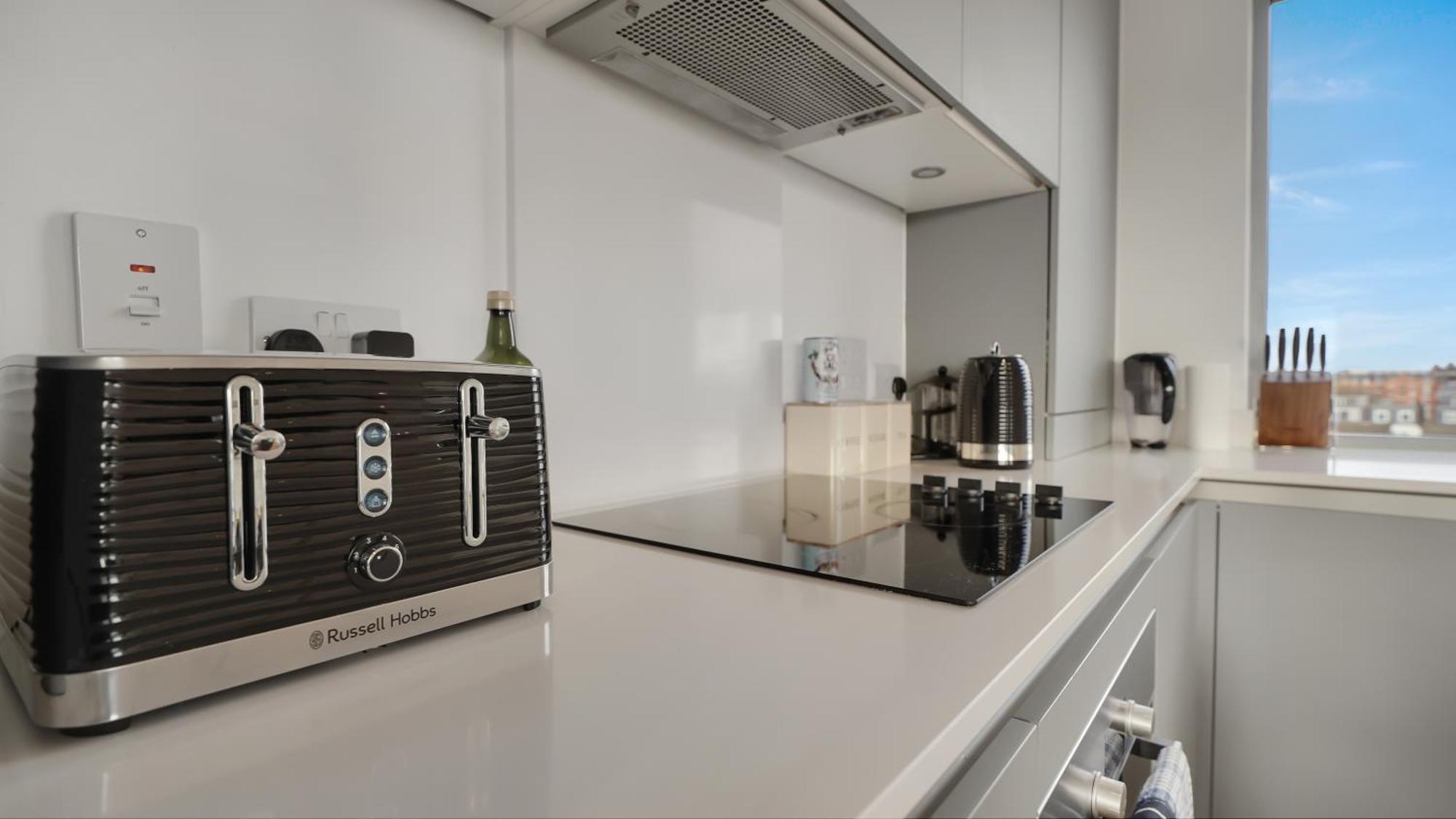 Modern And Spacious Penthouse Apartment In Putney With Free Parking 런던 외부 사진