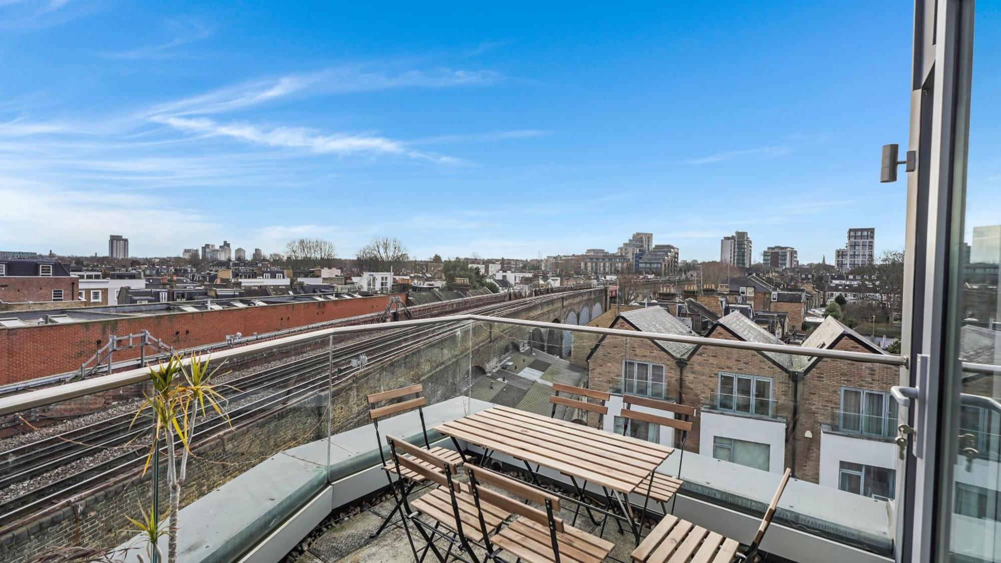 Modern And Spacious Penthouse Apartment In Putney With Free Parking 런던 외부 사진